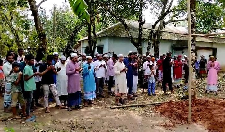 টাঙ্গাইলে ট্রেনে কাটা পড়ে নিহত ৫ জনের দাফন, শোকে স্তব্ধ গ্রাম