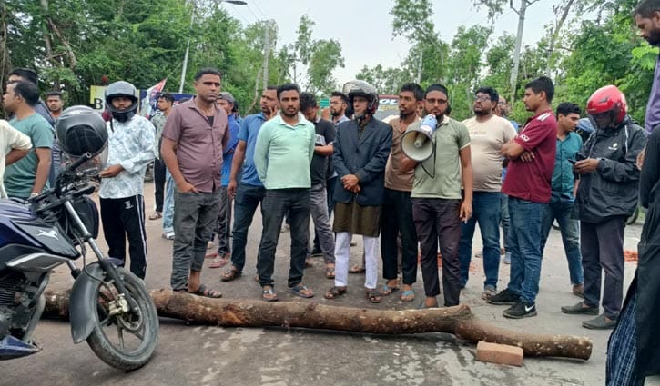 তেল না পেয়ে গোপালগঞ্জে মহাসড়কে বিক্ষোভ 