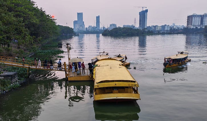 ঈদ আনন্দ উদযাপনে ভিন্ন মাত্রা হাতিরঝিলে নৌভ্রমণ   