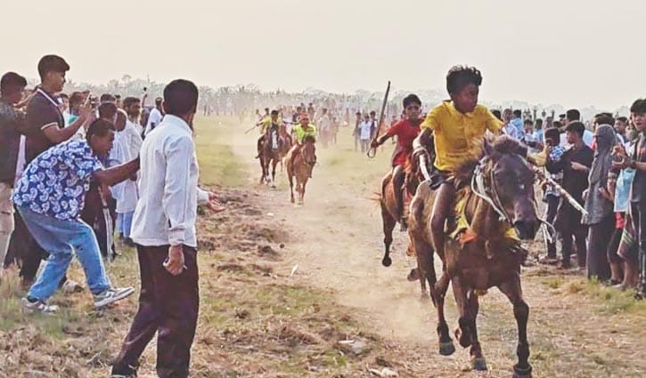 নড়াইলে ঘোড়দৌড় প্রতিযোগিতা উপভোগ করলেন হাজারো মানুষ
