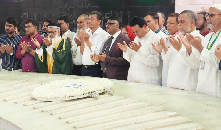 জিয়াউর রহমান ও বেগম খালেদা জিয়ার সমাধিতে হুইপদের শ্রদ্ধা