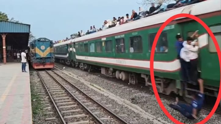 ৪০ কিলোমিটার ট্রেনে ঝুলে ছিটকে পড়ে অল্পের জন্য প্রাণে রক্ষা
