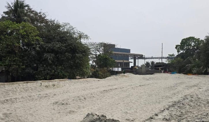 সোনারগাঁয়ে ফিড কোম্পানি ও যুবদল নেতার বিরুদ্ধে জোরপূর্বক কৃষিজমিতে বালুভরাটের অভিযোগ