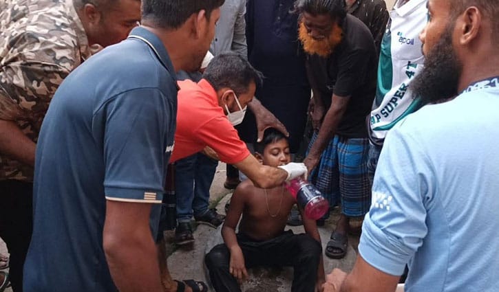 ফেসবুক লাইভে বাবা ও দুই ছেলের বিষপান