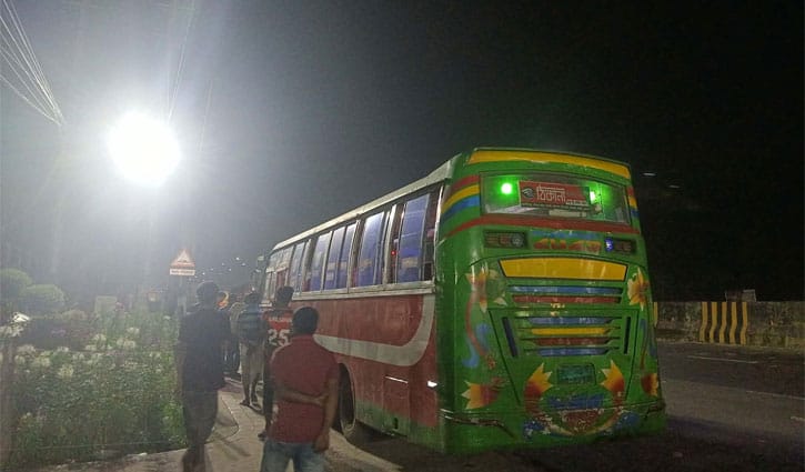 চলন্ত বাস থেকে জাবি শিক্ষার্থীকে ধাক্কা, মুচলেকায় ছাড়া পেল ৬ বাস