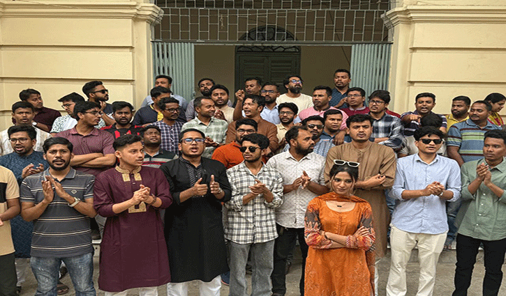 সাংবাদিকদের ওপর হামলার বিচারের দাবিতে জবি ছাত্রদলের ভিসি ভবন ঘেরাও