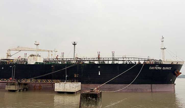 ৫১ হাজার টন জ্বালানি তেল নিয়ে দুই জাহাজ চট্টগ্রাম বন্দরে