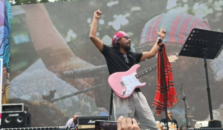 বাংলা বর্ষবরণে পাবনায় দর্শক মাতালেন জেমস, ইমরান ও ঐশী