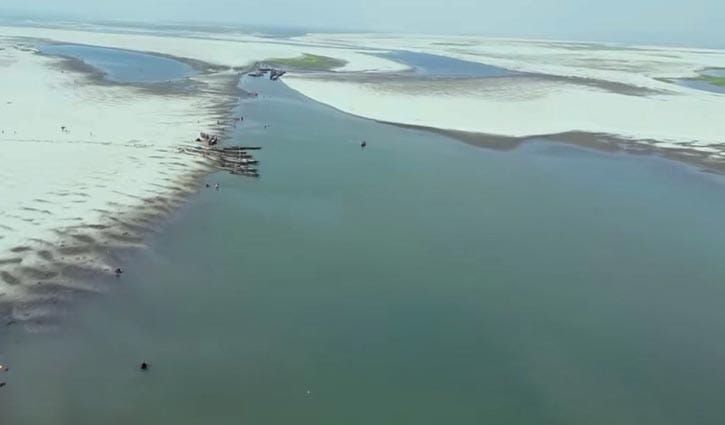 যমুনায় চর, নেই মাছ, সংকটে নদীপাড়ের মানুষ