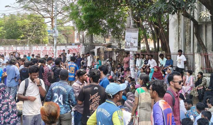 প্রশাসনের মামলা, বিচার দাবিতে শিক্ষার্থীদের বিক্ষোভ 