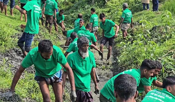 কিশোরগঞ্জে এলাকাবাসীর স্বেচ্ছাশ্রমে হচ্ছে দেড় কিলোমিটার খাল খনন