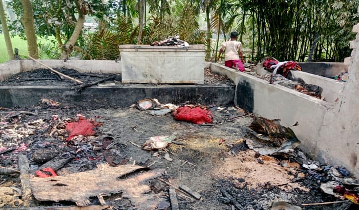 কুড়িগ্রামে অগ্নিকাণ্ডে আগুনে পুড়ল বসতবাড়ি-গরু, ক্ষতি ১৫ লাখ