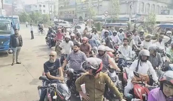 কুষ্টিয়ায় তেলের জন্য ভিড়, তীব্র যানজটে সড়কে বিশৃঙ্খলা