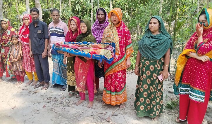 সন্তানের লাশ নিয়ে মানববন্ধনে দাঁড়িয়ে বিচার চাইলেন মা