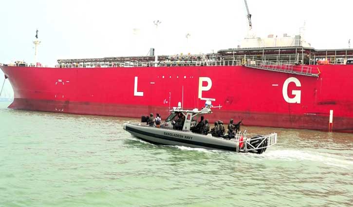 জ্বালানিবাহী জাহাজের নিরাপত্তায় নৌবাহিনীর টহল জোরদার