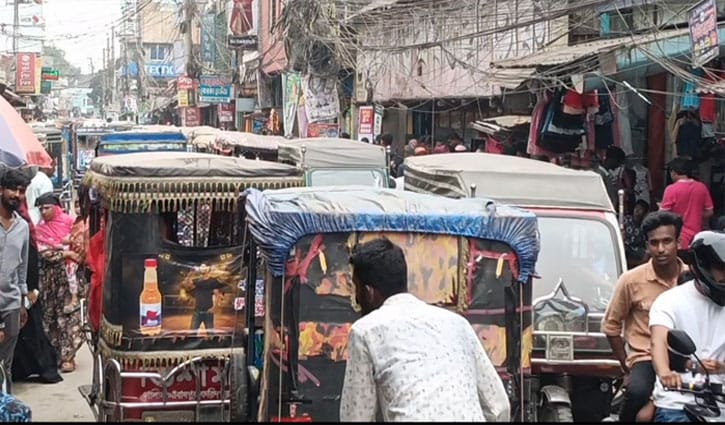 ফুটপাত দখলে সড়কে হাঁটছেন পথচারী, যানজটে নাকাল মাদারীপুরবাসী