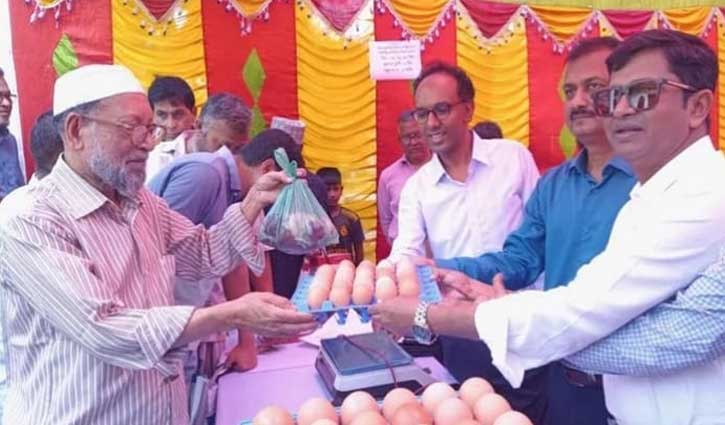 নড়াইলে সুলভ মূল্যে মাংস ও ডিম বিক্রি 