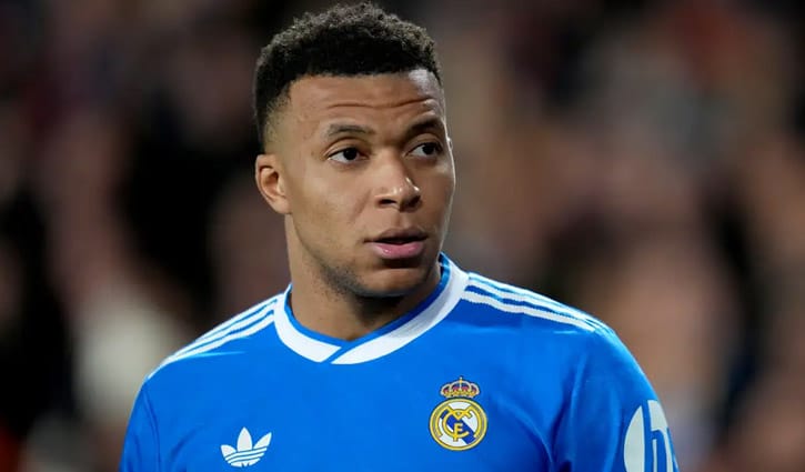 ভুল পায়ে পরীক্ষা, এমবাপ্পেকে ঘিরে রিয়ালের চিকিৎসা ব্যবস্থায় বড় বিতর্ক