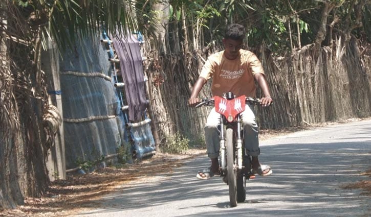মোটরসাইকেল তৈরি করে তাক লাগালেন মুজাহিদ