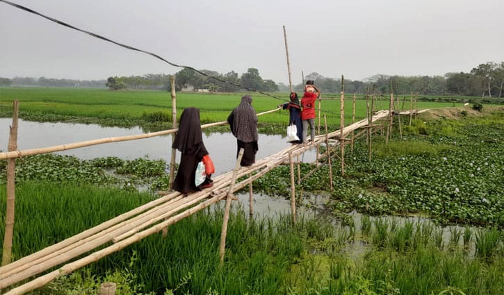 ছয় গ্রামের ভরসা ঝুঁকিপূর্ণ বাঁশের সাঁকো, সেতুর দাবি এলাকাবাসীর