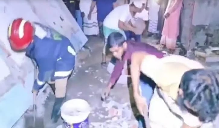গ্যাস লিকেজ থেকে বিস্ফোরণ, উড়ে গেল রান্নাঘর-বাথরুমের ছাদ