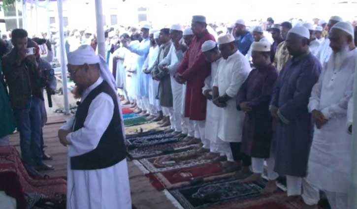 নাটোরে গুঁড়িগুঁড়ি বৃষ্টির মধ্যে ঈদের জামাত