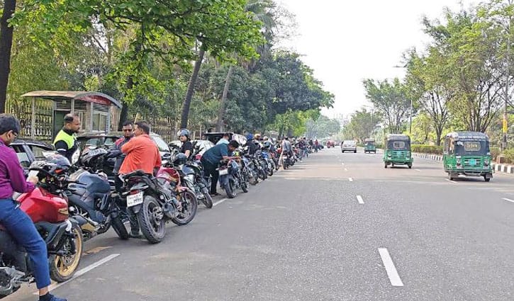 তেজগাঁও-মহাখালীতে বন্ধ একাধিক পাম্প, দীর্ঘ লাইনে ভোগান্তি