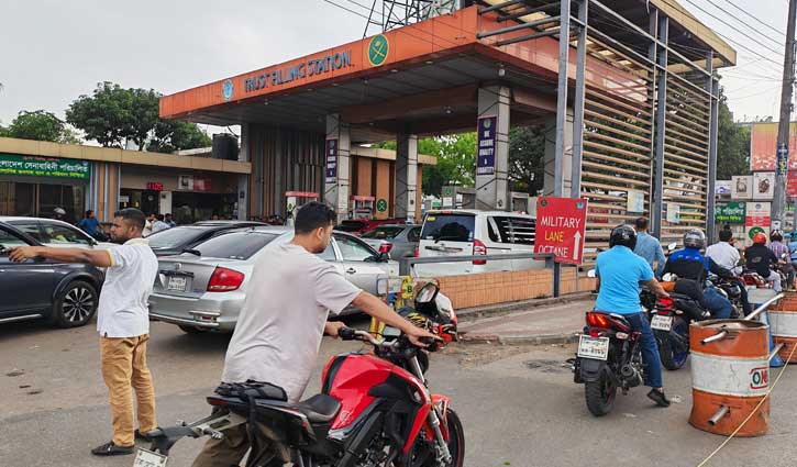 ঈদের দিনেও তেল নিতে পাম্পে দীর্ঘ লাইন