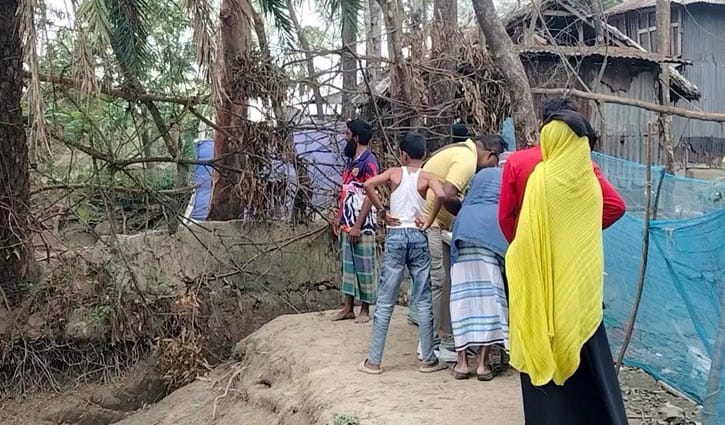 সড়কে প্রতিবেশীর বেড়ায় চলাচল বন্ধ, গৃহবন্দী ৪ পরিবার