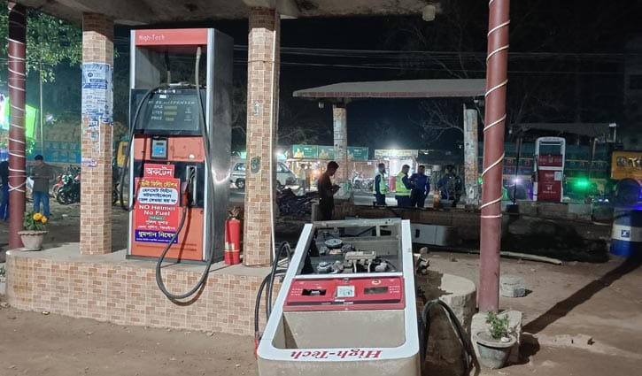 ঝিনাইদহে পেট্রোল পাম্পে পিটিয়ে হত্যার জেরে বাসে আগুন-ভাঙচুর, আটক ৩