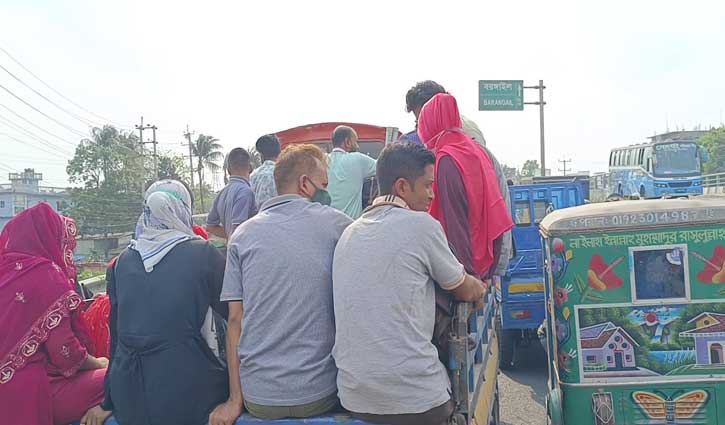 ঝুঁকি নিয়ে পিকআপে বাড়ি ফিরছে যাত্রীরা 