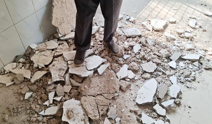 খসে পড়ল হাসপাতালের পলেস্তারা, অল্পের জন্য রাক্ষা পেলেন বাবা-মেয়ে