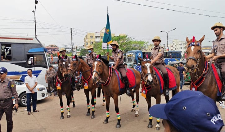 ডিএমপির উদ্যোগে বাস টার্মিনালে অশ্বারোহী পুলিশি অভিযান