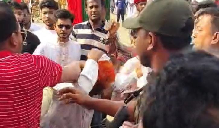 স্বাধীনতা দিবসের অনুষ্ঠানে চেয়ারে বসা নিয়ে ছাত্রদল ও জামায়াত মারামারি