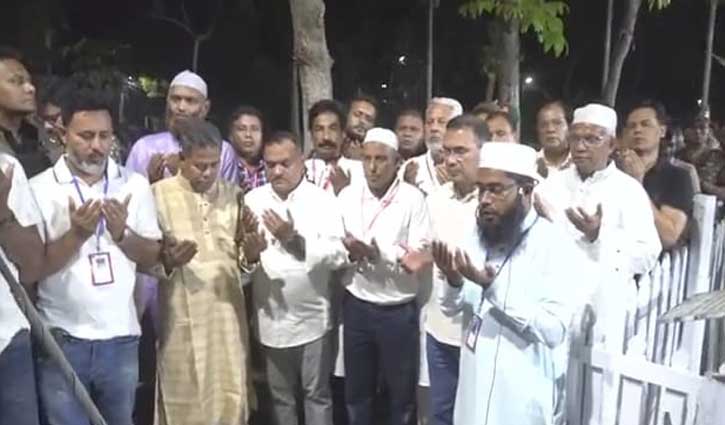 দিনাজপুরে নানা-নানির কবর জিয়ারত করলেন প্রধানমন্ত্রী