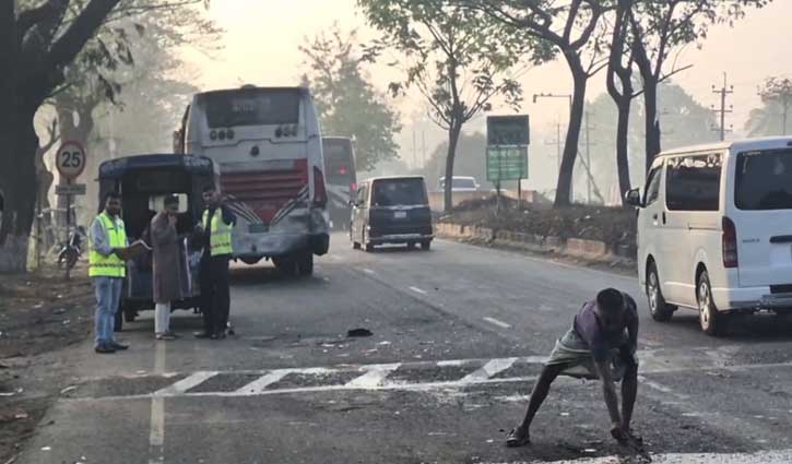 অ্যাম্বুলেন্স-বাস সংঘর্ষের পর জটলা, সেই জটলার উপর উঠে গেল বাস