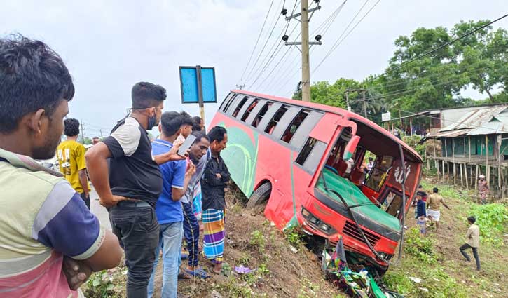 তিন যানবাহনে ধাক্কা দিয়ে বাসের পিলারে ধাক্কা, নিহত ২