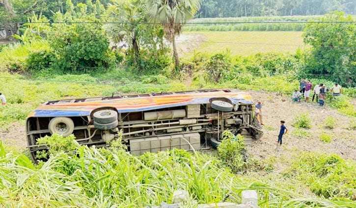 ফরিদপুরে বাস-পিকআপ সংঘর্ষে নিহত ২