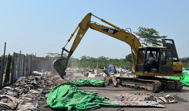 গুঁড়িয়ে দেওয়া হলো অবৈধ সীসা কারখানা 