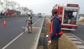 এক্সপ্রেসওয়েতে নিয়ন্ত্রণ হারিয়ে মোটরসাইকেল আরোহী নিহত
