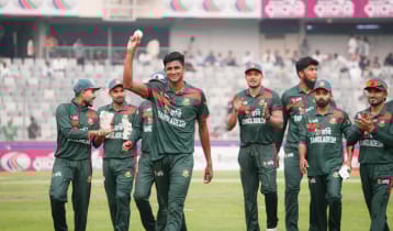 নাহিদ নামের ঝড়ে উড়ে গেল পাকিস্তান