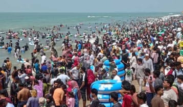 পর্যটকে মুখর কক্সবাজার সমুদ্রসৈকত 