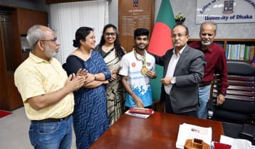 প্রধানমন্ত্রীর থেকে ঢাবি শিক্ষার্থীর ক্রীড়াকার্ড ও সম্মাননা লাভ