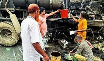 মহাসড়কে উল্টে গেল কাভার্ডভ্যান, ঝরতে থাকা ডিজেল নিতে ভিড়
