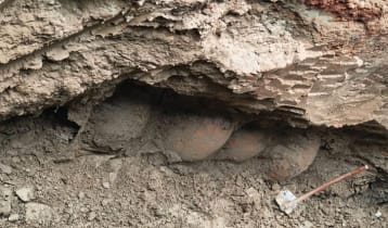 ফরিদপুরে মাটি খুঁড়তেই মিলল প্রাচীন কলস, গুপ্তধনের গুঞ্জন