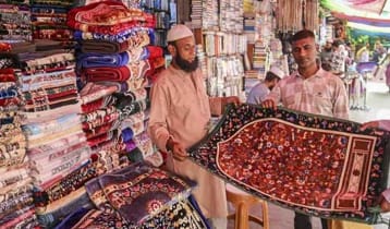 জমে উঠেছে আতর-টুপির বাজার