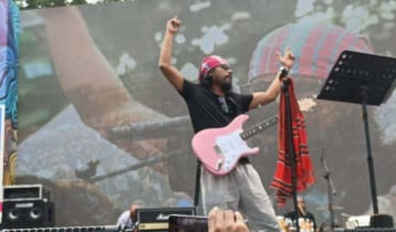 বাংলা বর্ষবরণে পাবনায় দর্শক মাতালেন জেমস, ইমরান ও ঐশী