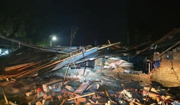 গোমস্তাপুরে ঝড়ের তাণ্ডবে লন্ডভন্ড ঘরবাড়ি