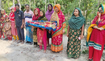 সন্তানের লাশ নিয়ে মানববন্ধনে দাঁড়িয়ে বিচার চাইলেন মা