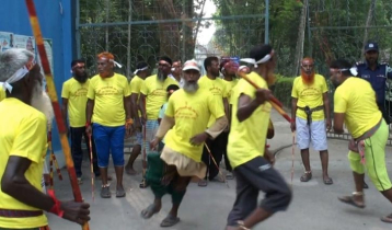 নাটোর রাজবাড়ীতে লাঠিখেলায় মুগ্ধ দর্শনার্থীরা